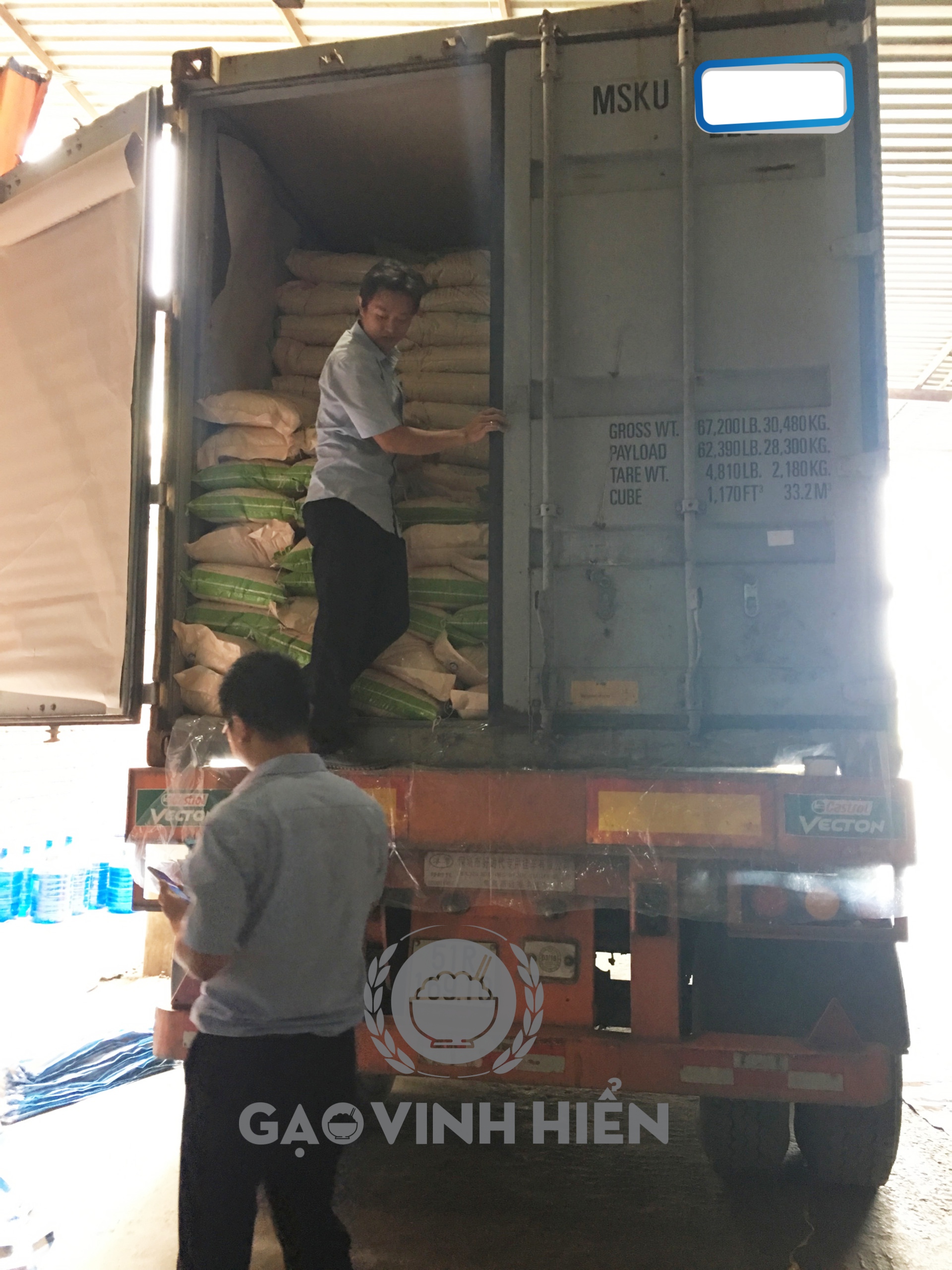 Cung cấp gạo cho đại lý gạo Hoàng Hoa Thám, TP. HCM 1 Gạo đang được kiểm tra trước khi giao hàng cho đối tác (Ảnh: tại Nhà máy gạo Vinh Hiển)