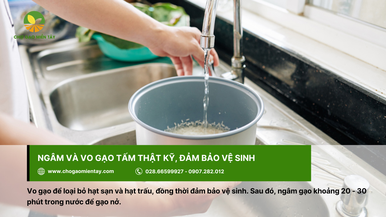 Cách nấu gạo tấm thơm ngon bằng nồi cơm điện 3 Vo gạo thật kỹ để loại bỏ hạt trấu hoặc hạt sạn