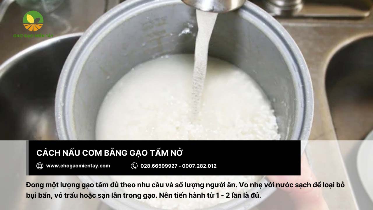 Gạo Tấm Nở 6 Nên vo gạo tấm nở với nước sạch một cách nhẹ nhàng