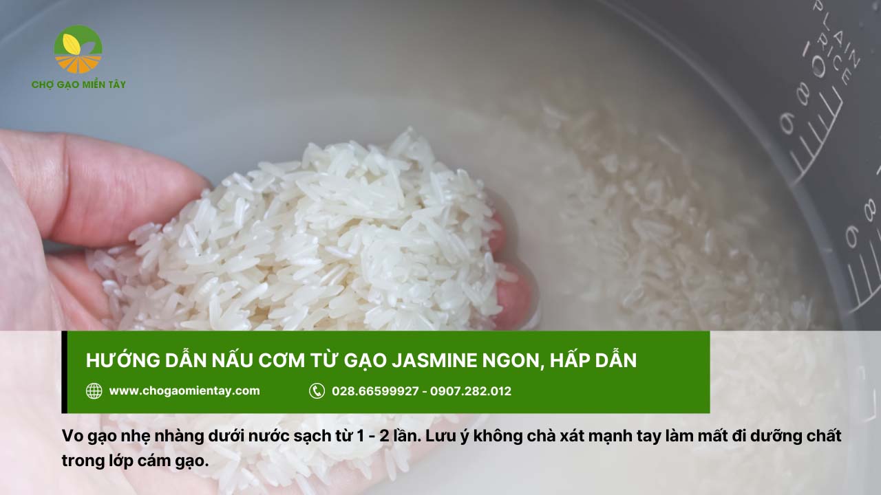 Gạo Thơm Jasmine 4 Nên vo gạo Jasmine nhẹ nhàng 1 - 2 lần