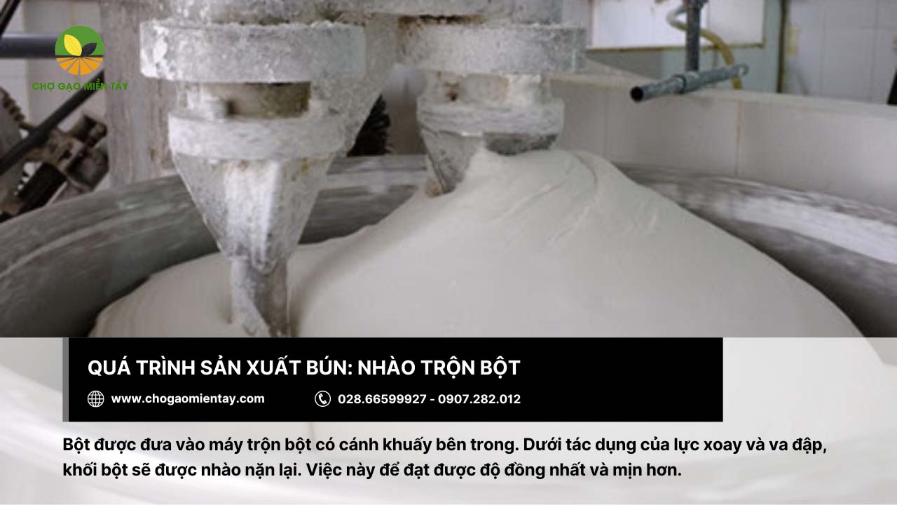 Nguồn sản xuất bún xuất khẩu uy tín Chợ Gạo Miền Tây 12 Nhào trộn bột sản xuất bún