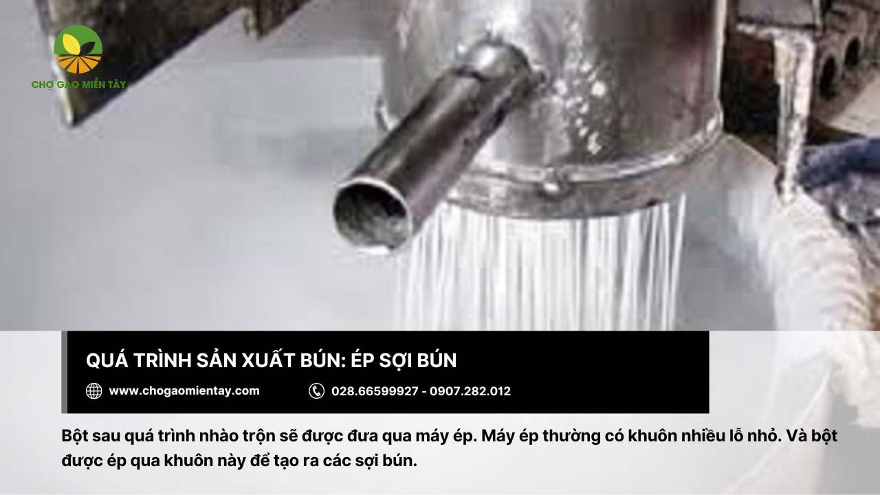 Nguồn sản xuất bún xuất khẩu uy tín Chợ Gạo Miền Tây 13 Ép sợi bún thông qua máy ép
