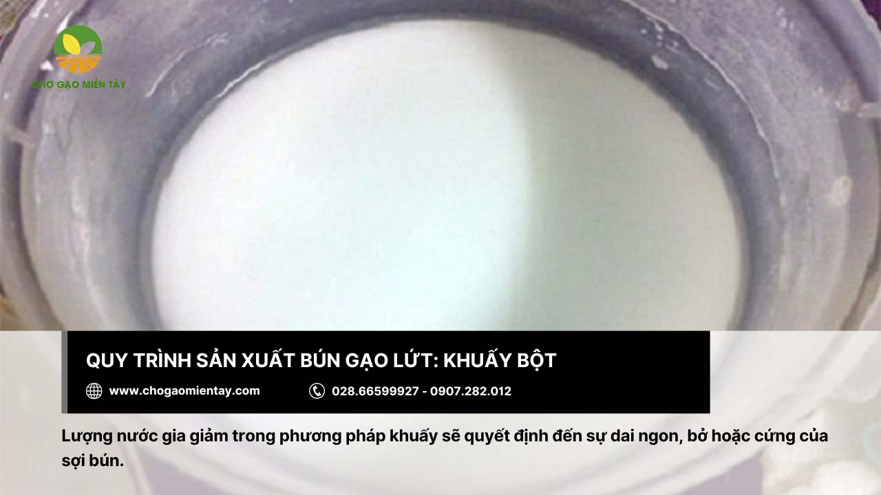 Quy trình sản xuất bún gạo lứt như thế nào? Bún gạo lứt có tác dụng gì? 7 Khuấy bột đều tay để tránh trường hợp sợi bún bị cứng hoặc bở