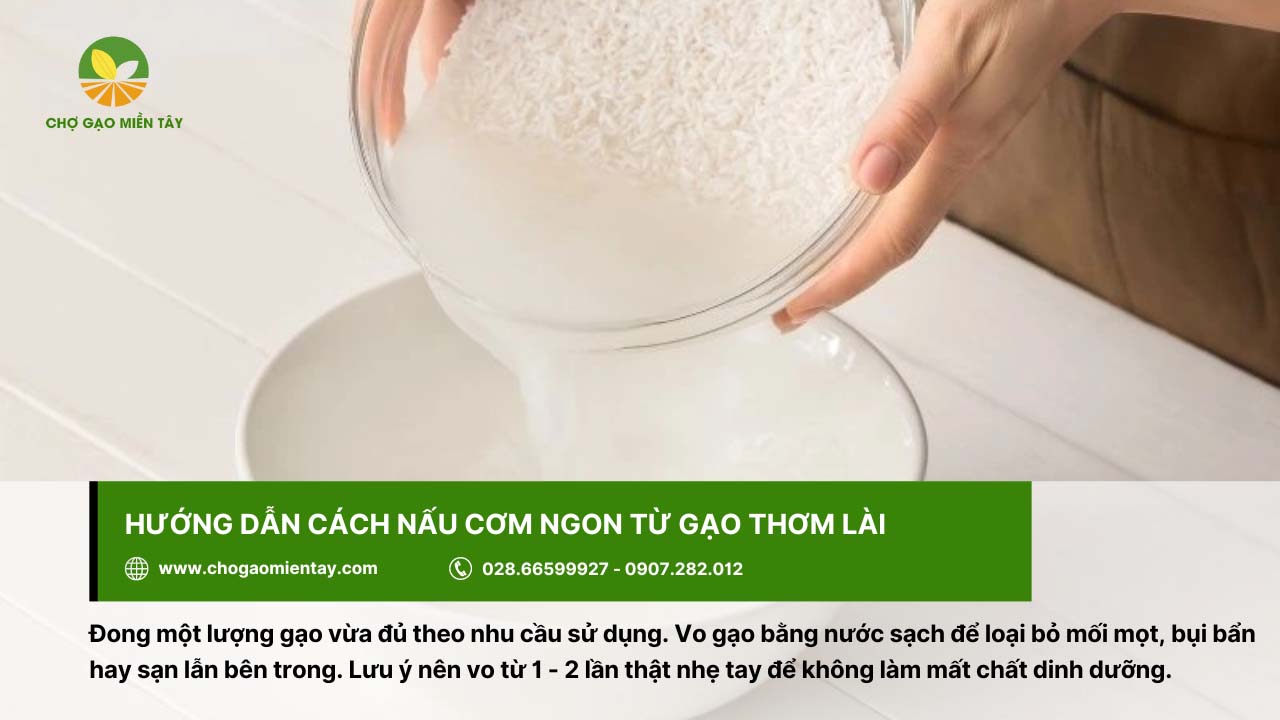 Gạo Thơm Lài là gì? Giá bao nhiêu tiền 1 kg? 9 Vo gạo Thơm Lài bằng nước sạch nhằm loại bỏ bụi bẩn